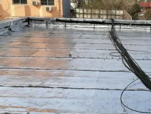 望都卫生间漏水维修公司分享下望都屋面楼顶防水刚性防水层施工要点。